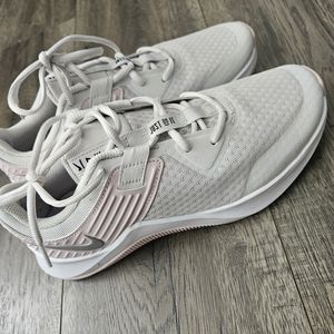 Nike size 8 pink and cream